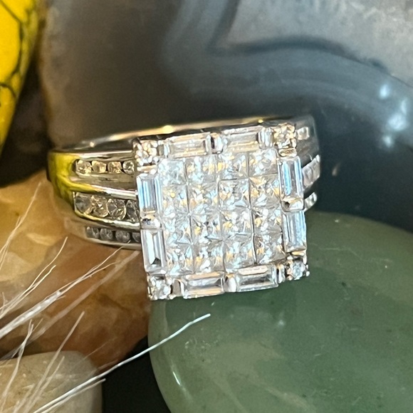Jewelry - Gorgeous Cluster Ring